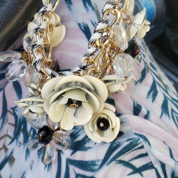 BETSEY JOHNSON FLOWER NECKLACE - Picture 6 of 7